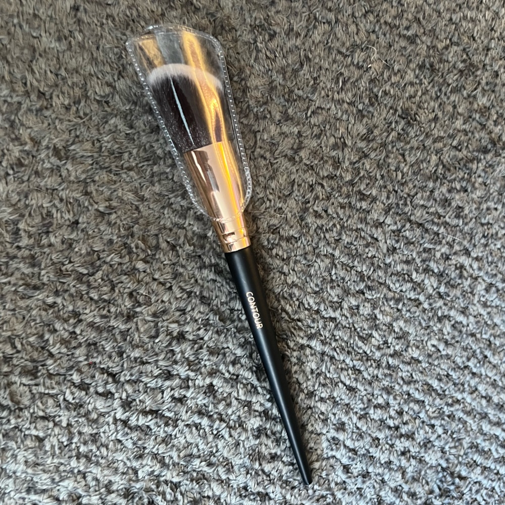 Contour makeup brush